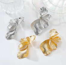 Load image into Gallery viewer, Statement Flower Earrings
