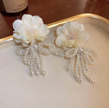 Load image into Gallery viewer, Flowers &amp; Pearls Earrings
