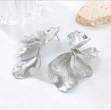 Load image into Gallery viewer, Statement Flower Earrings
