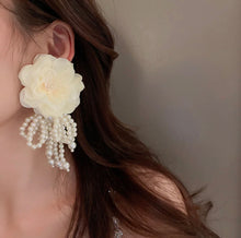 Load image into Gallery viewer, Flowers &amp; Pearls Earrings

