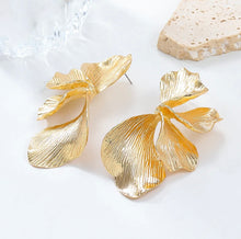 Load image into Gallery viewer, Statement Flower Earrings
