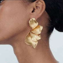 Load image into Gallery viewer, Statement Flower Earrings
